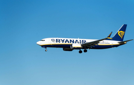 Ryanair assurera des vols au départ et à destination de l'aéroport d'Orly

**Traduction en français :**

Compagnie aérienne : Ryanair va faire atterrir et décoller certains de ses avions de l’aéroport de Paris Orly