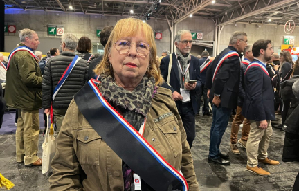 Salon des maires : « On nous noie »… Les élus s'irritent des coupes budgétaires