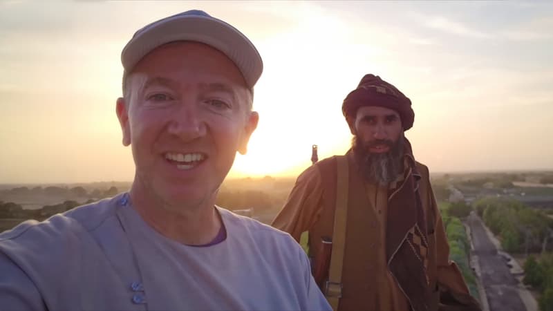 Selfies, pédalo et AK-47: quand les youtubeurs filment leurs vacances chez les talibans