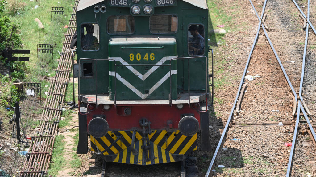 Separatist militants hold more than 450 train passengers hostage in Pakistan