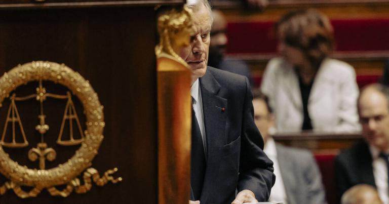 Sous la menace d’une motion de censure, Michel Barnier renfile le costume de négociateur