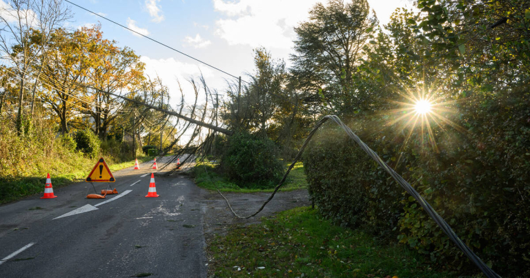 Tempête Caetano : 10 000 foyers encore privés d’électricité en Normandie et Pays de la Loire, six départements en vigilance orange