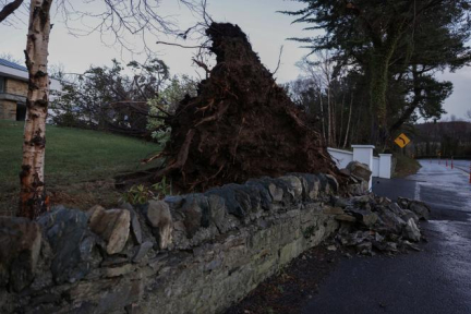 Tempête Eowyn : trois départements en vigilance orange crue dans l’ouest de la France ; des destructions « sans précédent » en Irlande et en Ecosse