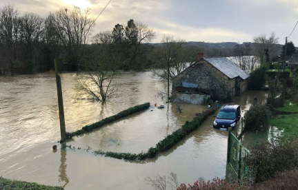 Tempête Herminia : « Ma maison, mon petit nid ! »… Ces habitants évacuent leur logement inondé in extremis