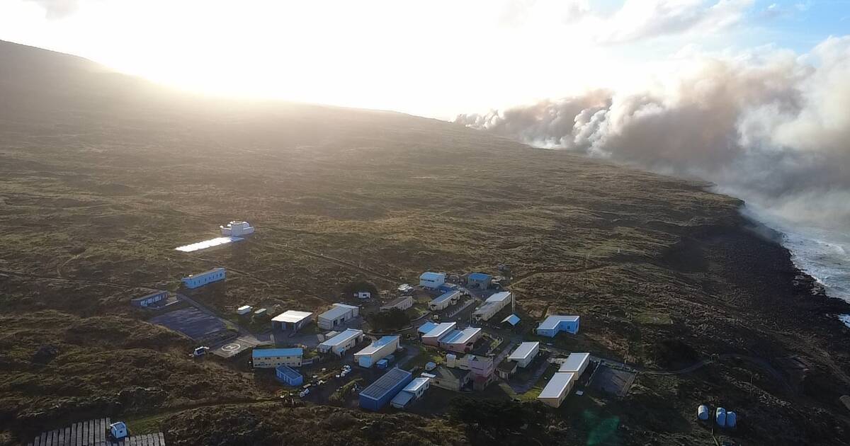 Terres australes : sur l’île d’Amsterdam, un feu de végétation menace de détruire une importante base scientifique française