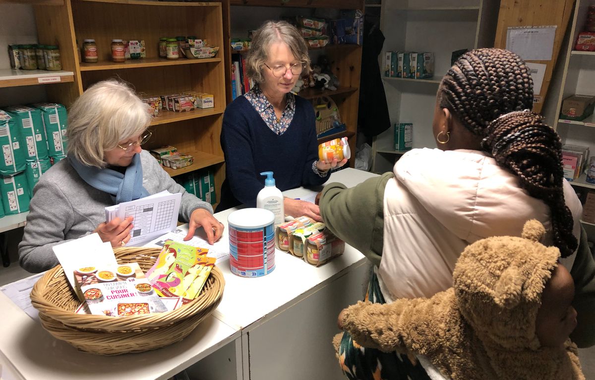 **Titre réécrit :**

Les Restos du Cœur, un recours indispensable pour nourrir les bébés en difficulté

**Traduction en français :**

Les Restos du Cœur : « On ne pourrait pas s’en sortir autrement », confient des parents qui n’arrivent plus à nourrir leur bébé