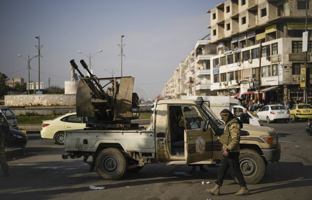 **Titre réécrit :** Transition « fragile » du HTS en Syrie, entre affrontements armés et manifestations

**En français :** Syrie : Entre affrontements armés et manifestations, HTS mène sa transition « fragile »