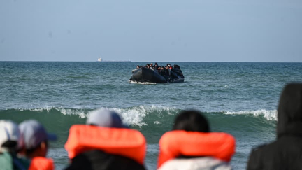 Traversées de la Manche: quatre passeurs de migrants condamnés à des peines de prison fermes