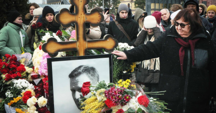 Un an après la mort d’Alexeï Navalny: à Moscou, un hommage malgré le froid et la peur