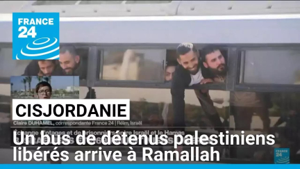 Un bus de détenus palestiniens libérés par Israël arrive à Ramallah en Cisjordanie