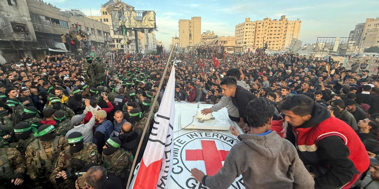 un convoi de la Croix-Rouge est en route pour récupérer les premiers otages israéliens