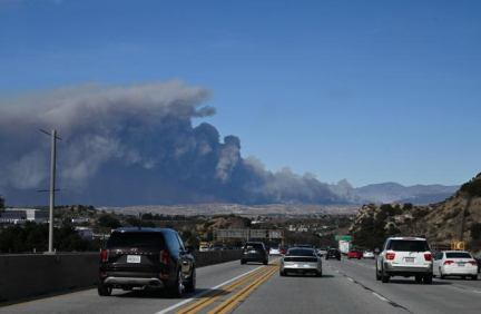 Un nouvel incendie fait rage au nord de Los Angeles, 1 400 hectares détruits en deux heures