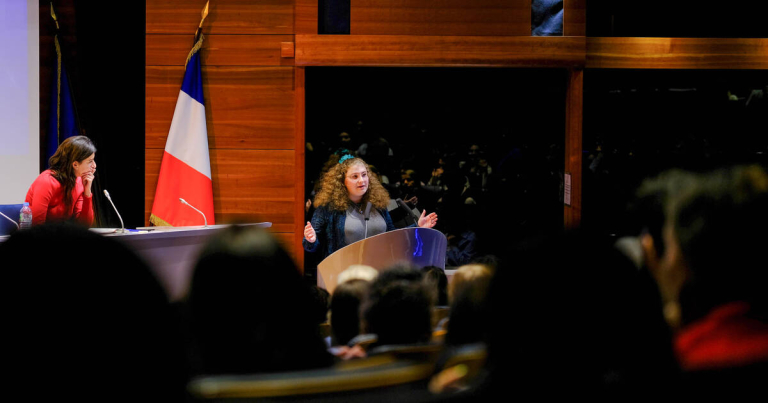 Un tribunal fictif condamne l’Etat pour manquement dans la lutte contre les violences faites aux enfants