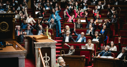 Une vidéo prouve-t-elle que des députés LFI ont truqué l’examen du budget en faisant voter des absents ?