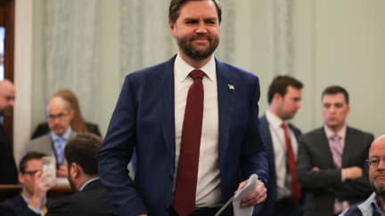 "Va skier en Russie": J.D. Vance accueilli par des manifestants pro-Ukraine lors d'une sortie au ski