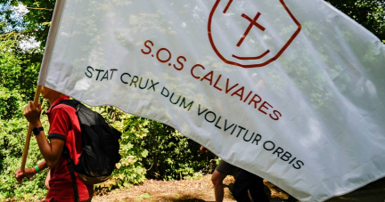 Visite du pape en Corse : une association traditionaliste promue par la fachosphère derrière la fabrication du mobilier liturgique