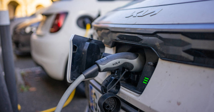 Voitures électriques : avec la baisse drastique du bonus, le gouvernement confirme ses économies sur la transition écologique